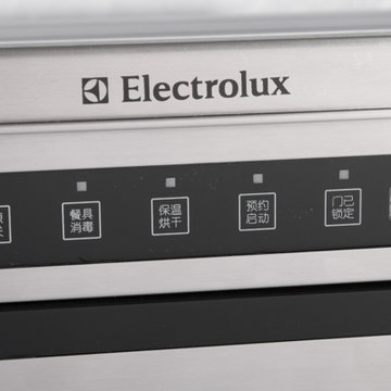 伊莱克斯（Electrolux）ZTD90-57嵌入式消毒柜（嵌入式 玻璃面板 90L消毒柜 “全能全净“消毒柜 二星级 高温 臭氧紫外线 智能屏显 自动屏锁）此商品支持货到付款！