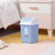 茶花桌面小垃圾桶小号迷你家用卫生间带盖有盖厨房卧室桌上的桌用(小号5L (浅蓝）1个)第9张高清大图